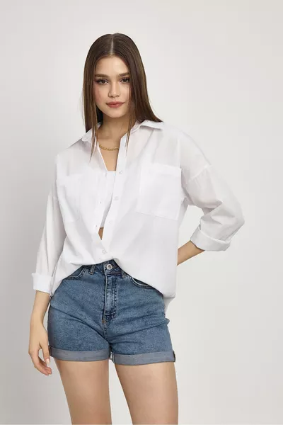 قميص أبيض واسع الطراز بأكمام طويلة وجيوب مزدوجة أساسي TCR A