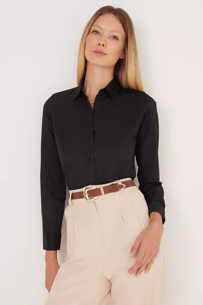 Chemise femme noire basique à manches longues, coupe slim et ajustée