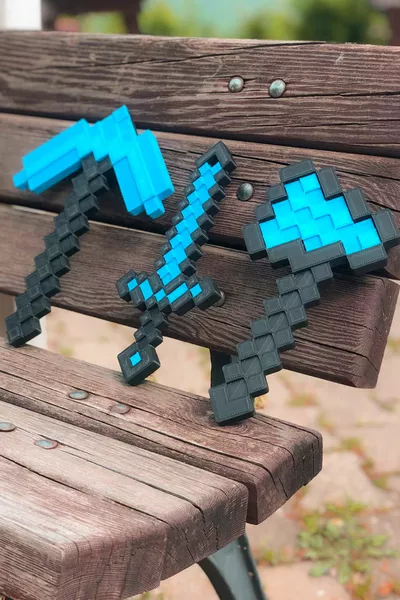 Набор из трёх алмазных предметов: меч, кирка и топор в Minecraft / Тройной игровой алмазный набор Minecraft