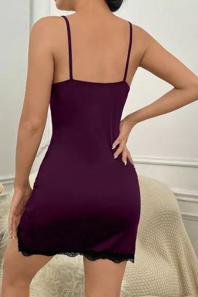 Nuisette élégante violette pour femme avec dentelle, fente sur la poitrine et les jambes