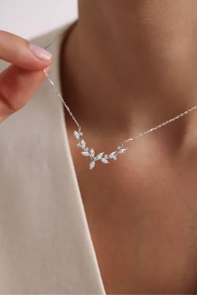 قلادة إلكتة ملفوفة أنيقة بحجر الميك وطلاء الروديوم من الفضة عيار 