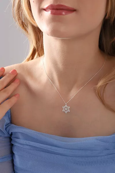 قلادة بتلات الثلج بحجر أبيض وسلسلة من الفضة عيار 