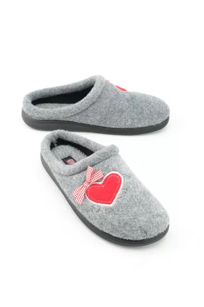 Dames winterhuis- en tuinpantoffels met comfortabele zool en hartjesborduursel van vilt