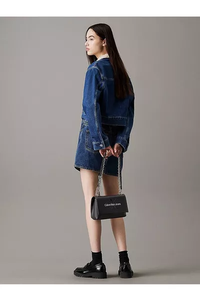 Borsa a spalla con patta scolpita