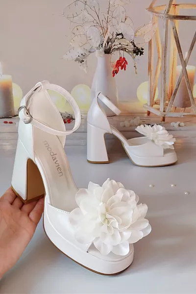 حذاء زفاف نسائي بارتفاع  سم مع تفاصيل وردة بيضاء