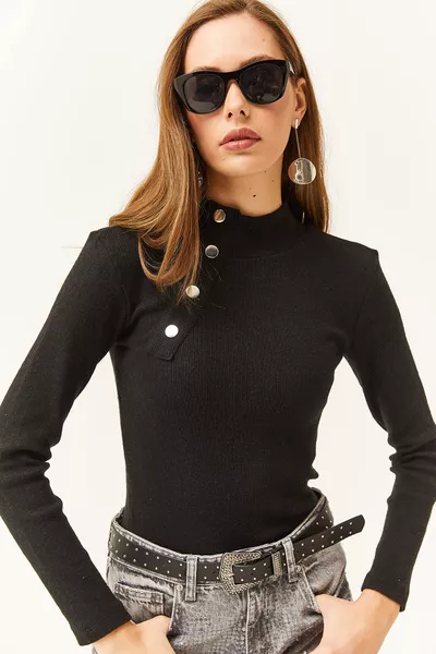 Damenbluse mit halbem Rollkragen, schwarzen Knopfdetails und Stretch