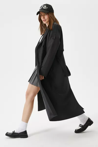 معطف طويل أسود للنساء من ديترويت بتفاصيل الأكتاف المبطن