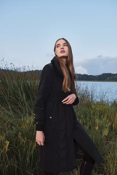 معطف مبطن أسود بتفاصيل ياقة فرو سوداء وحزام 