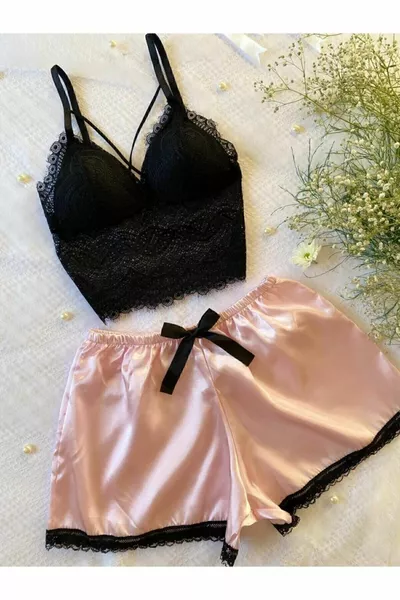 Set di bralette con pantaloncini in raso rosa