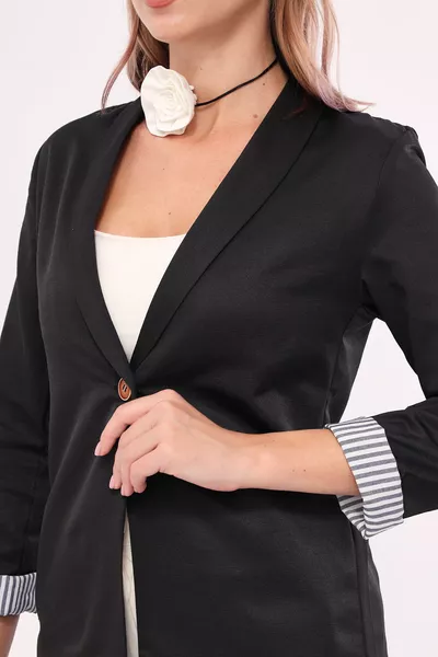 سترة نسائية سوداء بأكمام مخططة من الداخل وزر واحد 