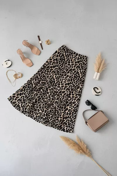 تنورة طويلة بقصة واسعة بنقشة الفهد