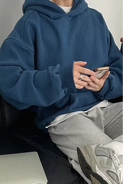 سويت شيرت رجالي بغطاء رأس من قماش شاردون ثلاثي الخيوط باللون النيلي