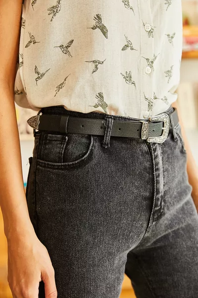 Cintura da donna in ecopelle con punta nera e dettaglio metallico 