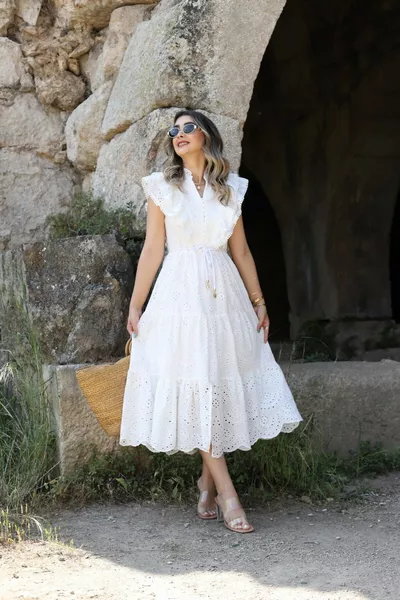 فستان بأكمام قصيرة صفراء اللون مع حافة كشكش على الأمام