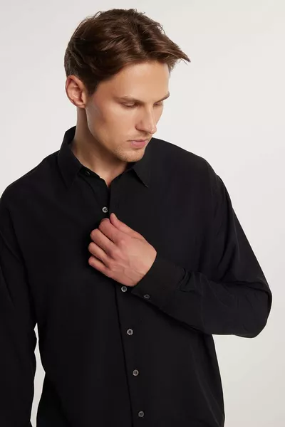 قميص رجالي أسود مريح، كبير الحجم، قماش كتان موسمي، واسع، بأكمام طويلة