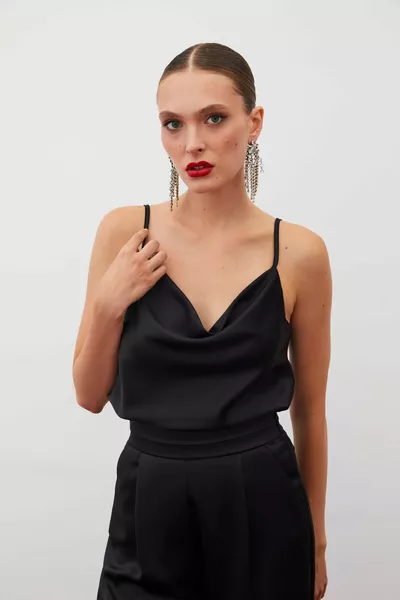 Блузка из сатина с вырезом Дегаже - черная