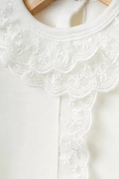 طقم رومبير مواليد بنات من القطن ٪ بتفاصيل دانتيل أنيق باللون العاجي