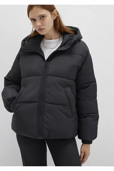 Черная стеганая куртка с капюшоном 