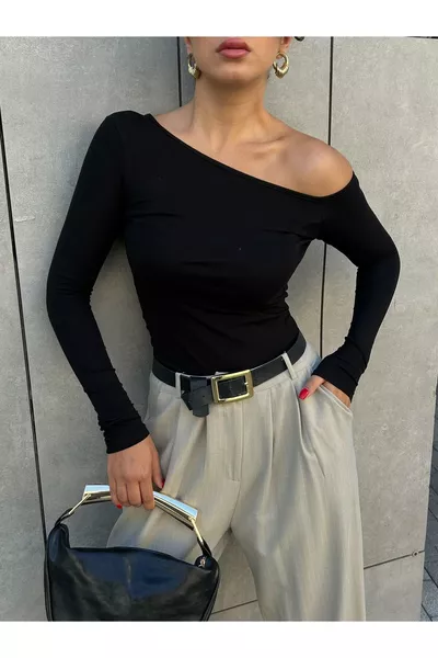 قميص نسائي أسود من القطن بياقة عميقة