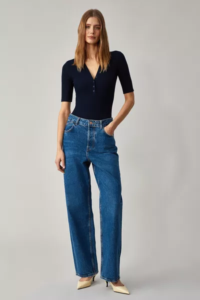 بلوزة نسائية زرقاء داكنة بياقة على شكل حرف V وأزرار وأكمام قصيرة من لوكيسير