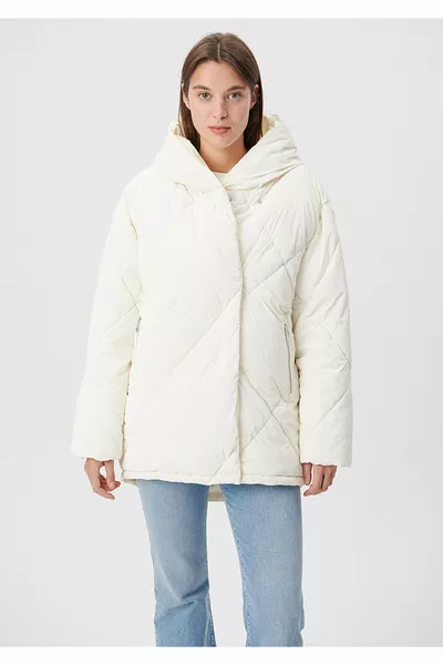 Пухено бяло яке с качулка и капитониран дизайн 