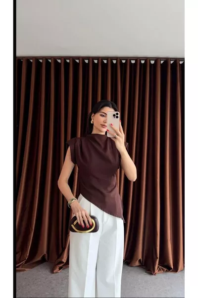 بلوزة بأكتاف مبطنة وفتحة أمامية بسحاب وقصة غير متماثلة