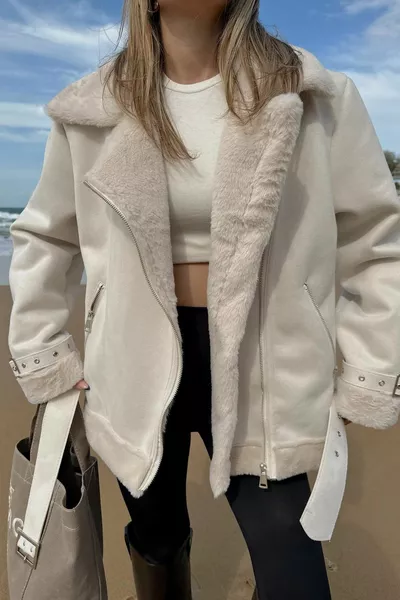 سترة دراجة جلدية كريمية من السويد بطانة حرير للنساء