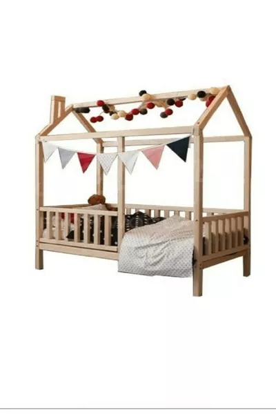 سرير مونتيسوري بسقف متوافق مع أثاث القصر