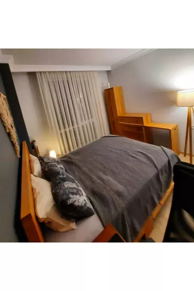 غرفة نوم مصممة خصيصًا بالكامل من الخشب الصلب