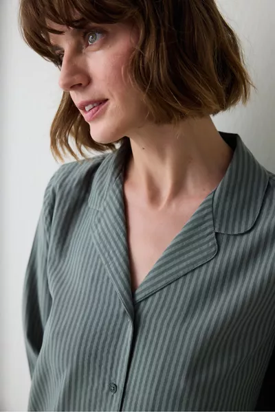 طقم بيجامة طويل الأكمام من القطن بياقة قميص مخطط باللون الأخضر الداكن