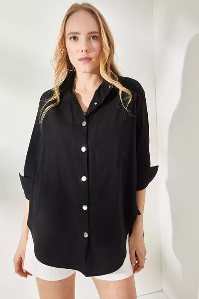 قميص نسائي واسع منسوج مع تفاصيل أزرار جانبية باللون الأسود 