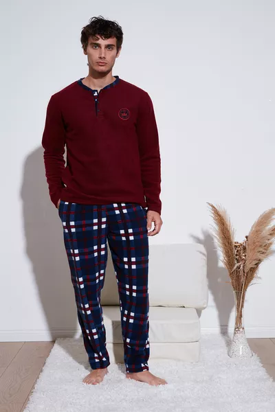 طقم بيجامة رجالي بفوطة ناعمة للشتاء بياقة دائرية وقصّة منتظمة 