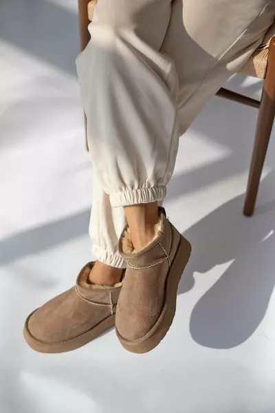 حذاء نسائي توما بطانة فروية ونعل سميك وشبه حذاء من الجلد السويدي بلون البيج