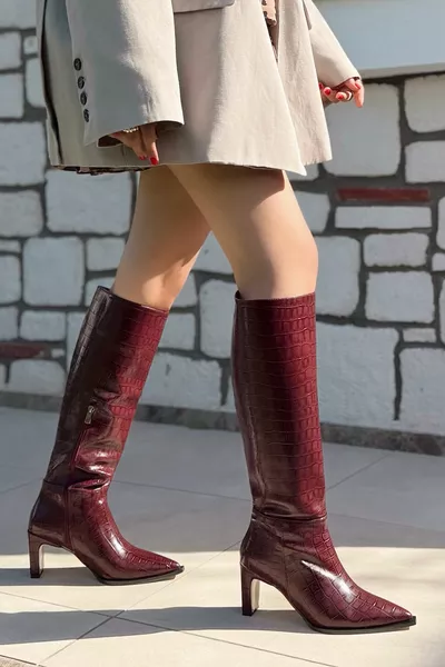 حذاء نسائي بطول الركبة بكعب أنيق، مقدمة مدببة، بسحاب، مصنوع من الجلد غير اللامع