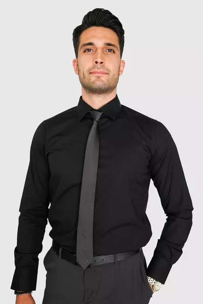 قميص رجالي أسود بياقة كلاسيكية وقصة كلاسيكية.