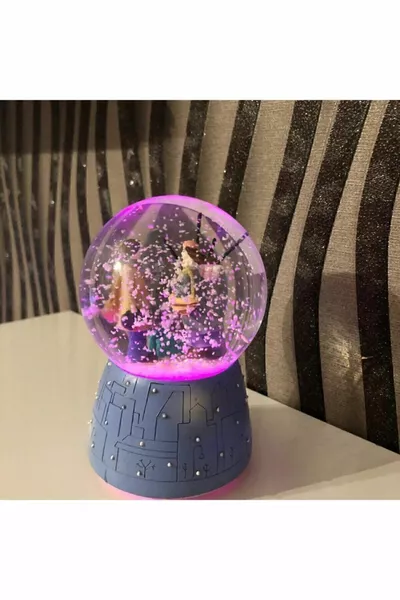 Средно голяма музикална светеща снежна топка с щастливи влюбени