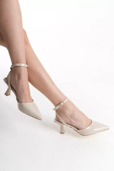 حذاء نسائي بيج بكعب قصير وحزام