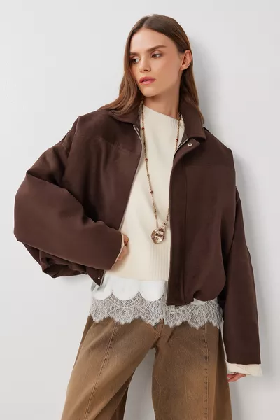 سترة بومبر مظهرها شبيه بالجلد المدبوغ  بني