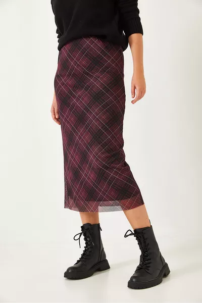 تنورة طويلة مبطنة بنقوش نسائية  