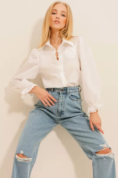 قميص نسائي أبيض إميرة بأكمام دانتيل وتطريز محاك 