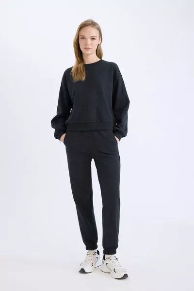 طقم رياضي مكون من قطعتين بقصة عادية: سويت شيرت وبنطال جوغر بخصر مطاطي AXNS