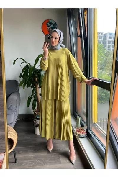 طقم ساندري المكون من بنطال واسع بطيات كاملة وتونيك