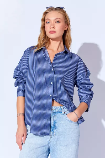 Camicia basic da donna in cotone satinato a righe sottili, taglio oversize e comodo | Blu scuro 