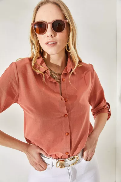 Damen Leinenhemd mit Zwiebelhäutefarbe und gefaltetem Ärmel 