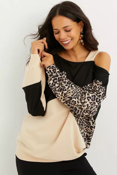 سويت شيرت نسائي بكتف واحد باللونين الجملي والأسود مع نقش الفهد 