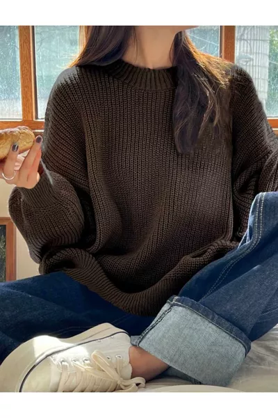 Кафяв дамски пуловер с обемен силует и деколте тип велосипедна яка