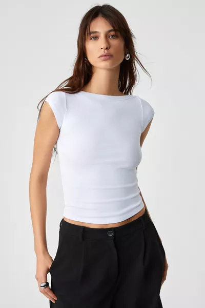 بلوزة بيضاء نسائية من نويمي بياقة راقصة وتنانير قصيرة ضيقة