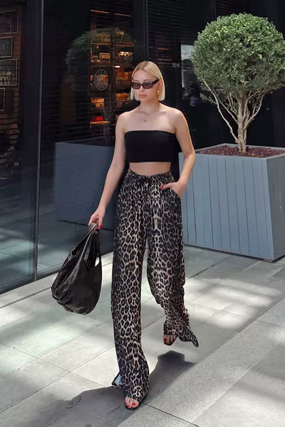 بنطال رياضي نسائي بخصر مطاطي وحاشية جانبية وطبعة نمط النمر البني