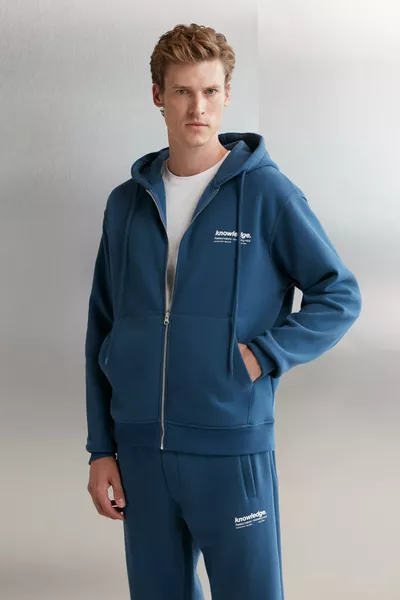 سترة رجالية زرقاء واسعة الحجم بسحاب وطبعة، بقبعة، من القطن العضوي الناعم ألكسل