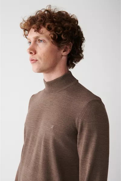 Мужской свитер из трикотажа с воротником-стойкой полуводолазкой, не линяющий, регулярного кроя, цвет «норка» 
